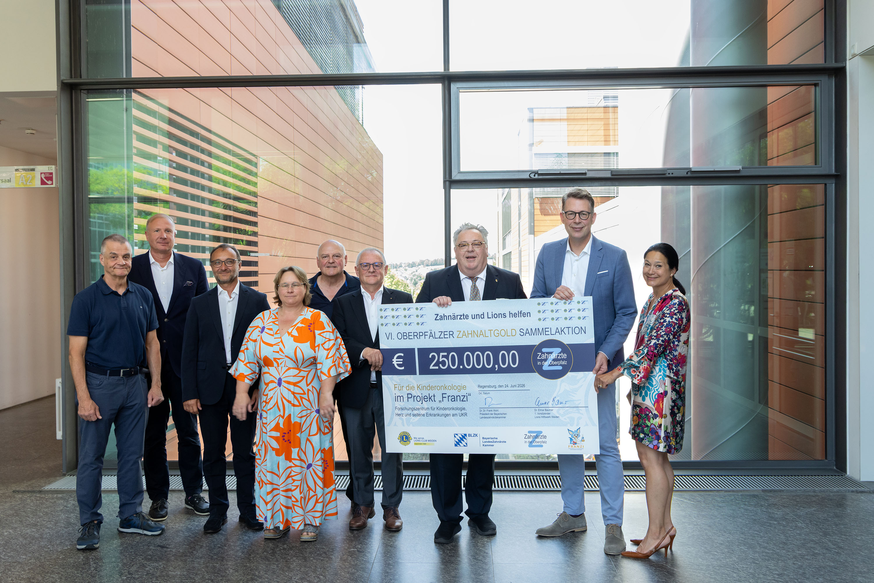 Scheckübergabe der Zahnaltgold-Sammelaktion am Universitätsklinikum Regensburg